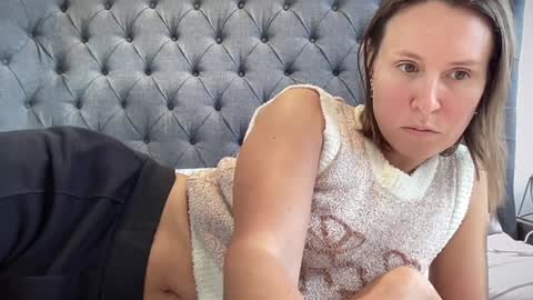 Nadia Ferreira  online show from October 2025 08:47:01 AM