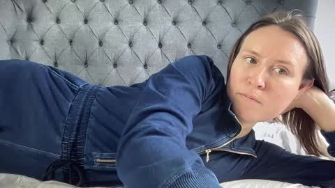 Nadia Ferreira  online show from November 2025 10:48:02 AM