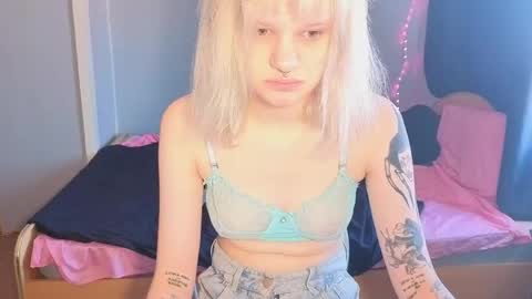 elieiza_xo online show from April 2026 11:06:01 AM