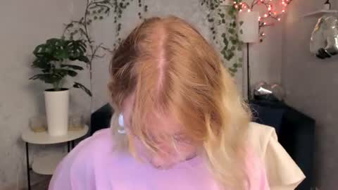Snapshot of elira_vane chatting on June 2026 03:08:01 AM Elira Vane online show from June 2026 03:08:01 AM