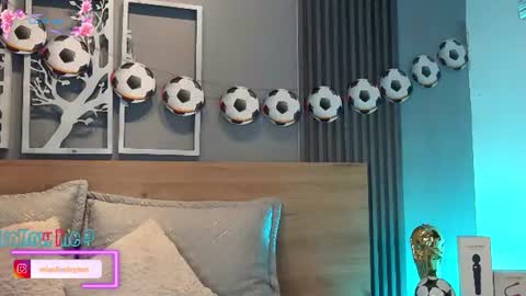 Elise Play Boobs online show from June 2026 11:31:01 PM