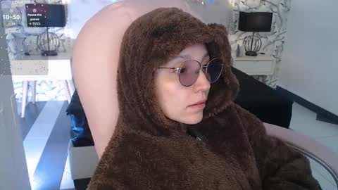 Eliza online show from November 2025 07:08:02 PM