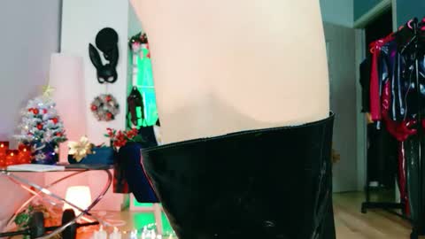 Snapshot of ella_kross chatting on November 2025 03:37:02 PM ella_kross online show from November 2025 03:37:02 PM