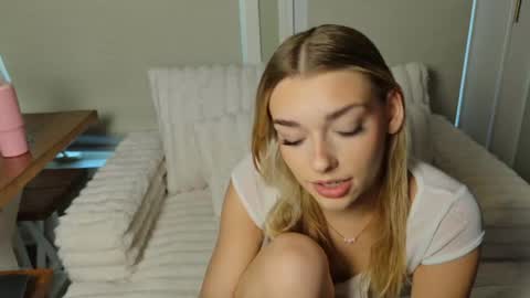 ellalowe online show from April 2026 10:05:01 PM