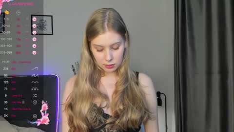 elliedi online show from October 2025 08:20:01 PM