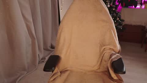 Snapshot of elly_belly chatting on December 2024 07:32:01 PM Elly online show from December 2024 07:32:01 PM