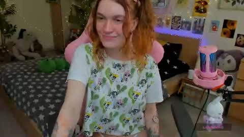 Snapshot of elly_milas chatting on July 2026 01:25:01 PM Elly Fansly online show from July 2026 01:25:01 PM