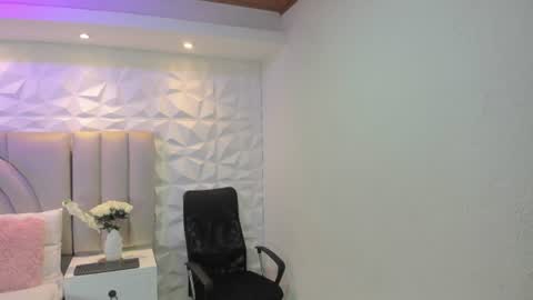 Snapshot of ellye_evans_ chatting on July 2026 11:24:02 AM Ellye online show from July 2026 11:24:02 AM