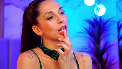 Elly online show from December 2025 08:05:01 PM