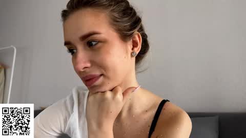 Elysia online show from October 2025 04:46:02 AM