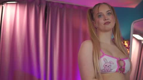 Elyssa online show from March 2026 07:10:02 PM