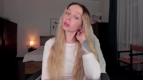 Emilie online show from December 2025 06:34:01 PM