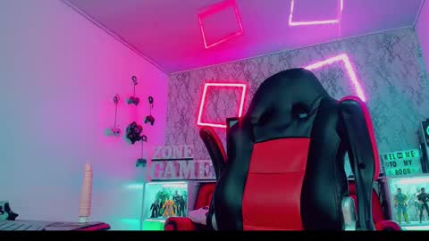 Snapshot of emeli_roushot chatting on December 2024 04:13:02 AM Emeli online show from December 2024 04:13:02 AM