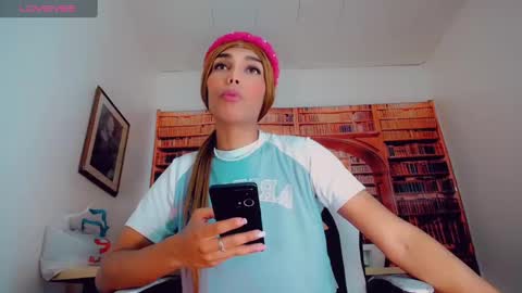 Snapshot of emeli_roushot chatting on January 2025 08:03:02 PM Emeli online show from January 2025 08:03:02 PM