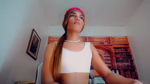 Snapshot of emeli_roushot chatting on January 2025 05:44:01 PM Emeli online show from January 2025 05:44:01 PM