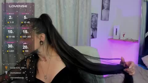 emilayton_ online show from January 2025 10:17:01 AM