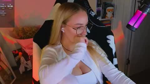 Snapshot of emili1_bc chatting on September 2025 06:42:02 PM Emili online show from September 2025 06:42:02 PM