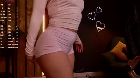 Snapshot of emilia_dream chatting on December 2025 04:44:01 PM emilia_dream online show from December 2025 04:44:01 PM