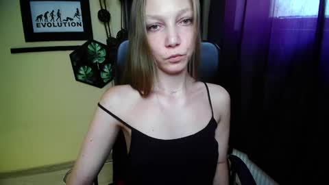 Snapshot of emilly_xkiss chatting on June 2026 02:33:01 PM Emilly online show from June 2026 02:33:01 PM