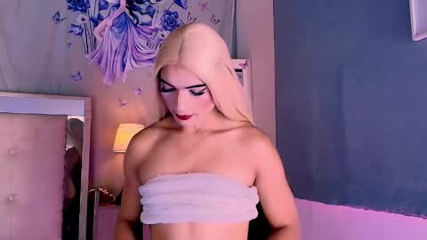 Snapshot of emily_castillo1_ chatting on June 2026 05:22:01 AM emily_castillo1_ online show from June 2026 05:22:01 AM