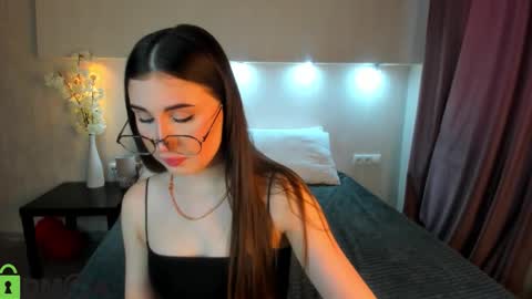 Snapshot of emily_lews chatting on February 2026 04:21:02 AM Emily online show from February 2026 04:21:02 AM