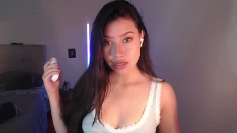 Snapshot of emily_swan_04 chatting on January 2025 03:50:01 PM Emily  Swan online show from January 2025 03:50:01 PM