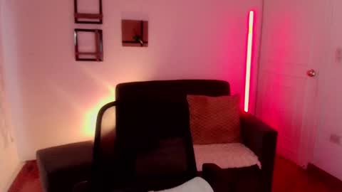 Snapshot of emily_swan_04 chatting on February 2025 04:21:01 PM Emily  Swan online show from February 2025 04:21:01 PM