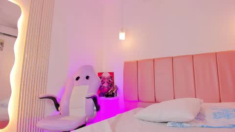 emily_walker4 online show from March 2026 07:15:01 AM