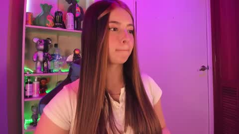 Snapshot of emilykarterr chatting on December 2024 04:14:02 PM VALEEEN online show from December 2024 04:14:02 PM