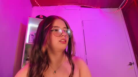 Snapshot of emilykarterr chatting on January 2025 04:06:01 PM VALEEEN online show from January 2025 04:06:01 PM