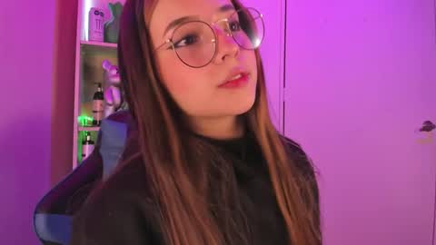 Snapshot of emilykarterr chatting on February 2025 03:49:02 PM VALEEEN online show from February 2025 03:49:02 PM