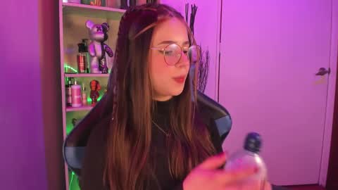 Snapshot of emilykarterr chatting on February 2025 04:03:01 PM VALEEEN online show from February 2025 04:03:01 PM