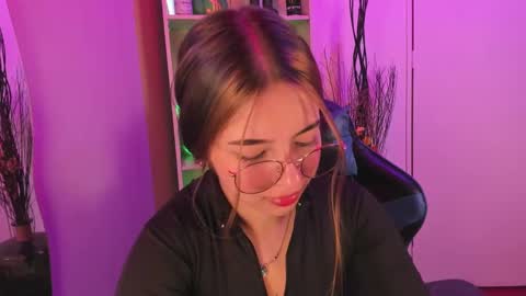 Snapshot of emilykarterr chatting on February 2025 03:53:01 PM VALEEEN online show from February 2025 03:53:01 PM