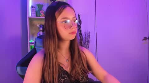 Snapshot of emilykarterr chatting on March 2025 04:07:02 PM VALEEEN online show from March 2025 04:07:02 PM