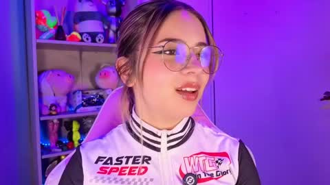 Snapshot of emilykarterr chatting on May 2026 02:46:02 PM VALEEEN online show from May 2026 02:46:02 PM