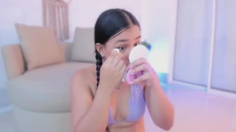 emilyy_kim online show from April 2026 06:24:02 PM