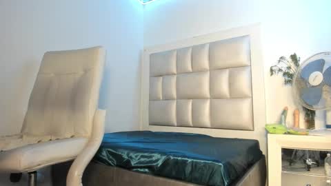 emma__js_ online show from February 2026 04:36:02 PM