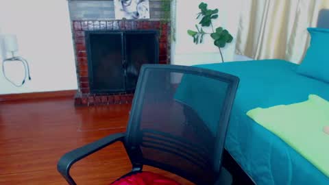Snapshot of emma_hassani chatting on May 2026 08:05:01 PM Tell me Emma online show from May 2026 08:05:01 PM