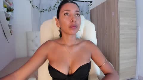 Emma online show from November 2025 07:07:02 PM