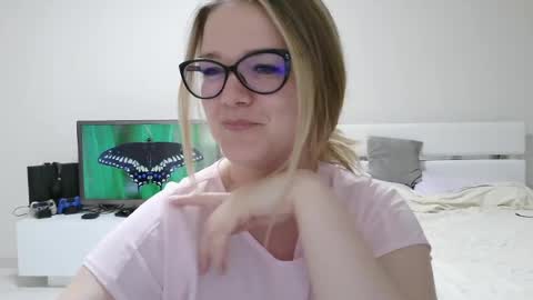 emma_misty_ online show from April 2026 08:20:02 PM