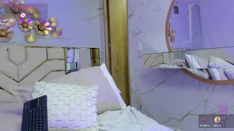 Snapshot of emma_petite4u chatting on December 2024 09:27:01 PM Emma online show from December 2024 09:27:01 PM