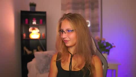 Emmie online show from October 2025 06:18:02 PM