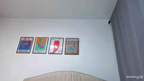 Em online show from October 2025 10:52:01 PM