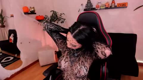 Emmy Evans  online show from October 2025 08:41:01 PM