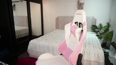 Emmylie online show from April 2026 09:23:02 AM