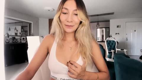 emyconneer online show from November 2025 05:57:02 PM