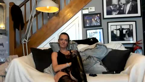 Snapshot of englishcouple81 chatting on May 2026 12:49:01 AM englishcouple81 online show from May 2026 12:49:01 AM