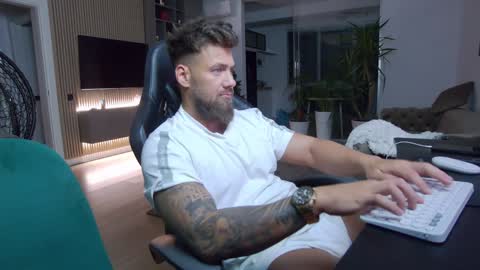 Erik online show from January 2025 07:18:02 PM