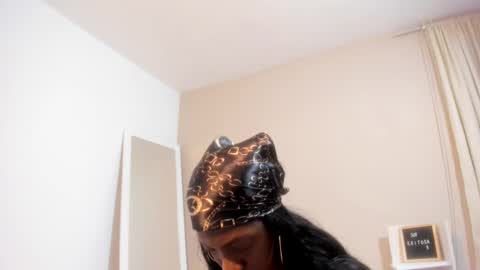 Snapshot of enyelsalas2 chatting on February 2025 12:16:01 AM Angela online show from February 2025 12:16:01 AM