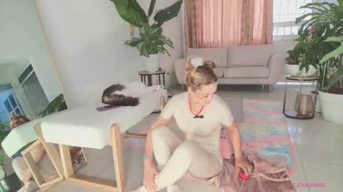 Snapshot of erotik_lady chatting on September 2025 06:19:01 PM TINY online show from September 2025 06:19:01 PM